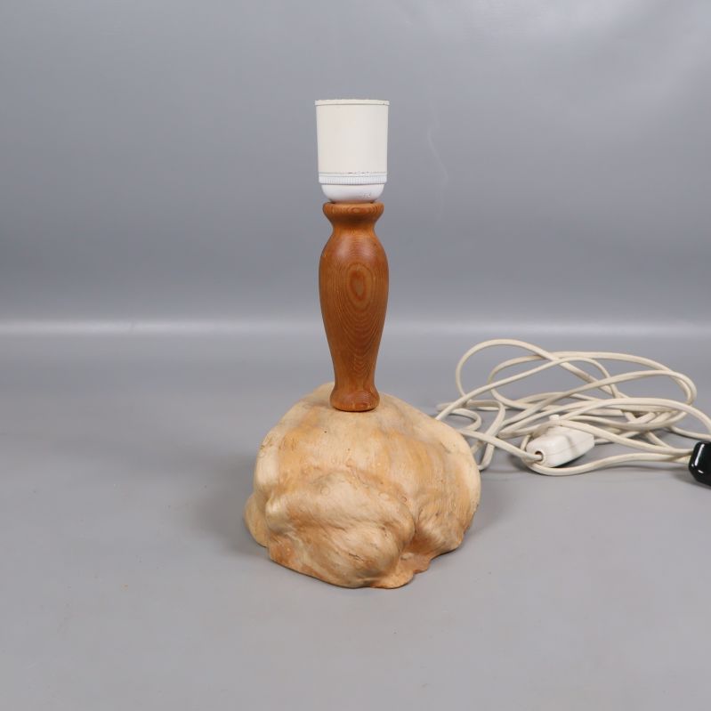 Bordslampa sedd framifrån med synlig träfot