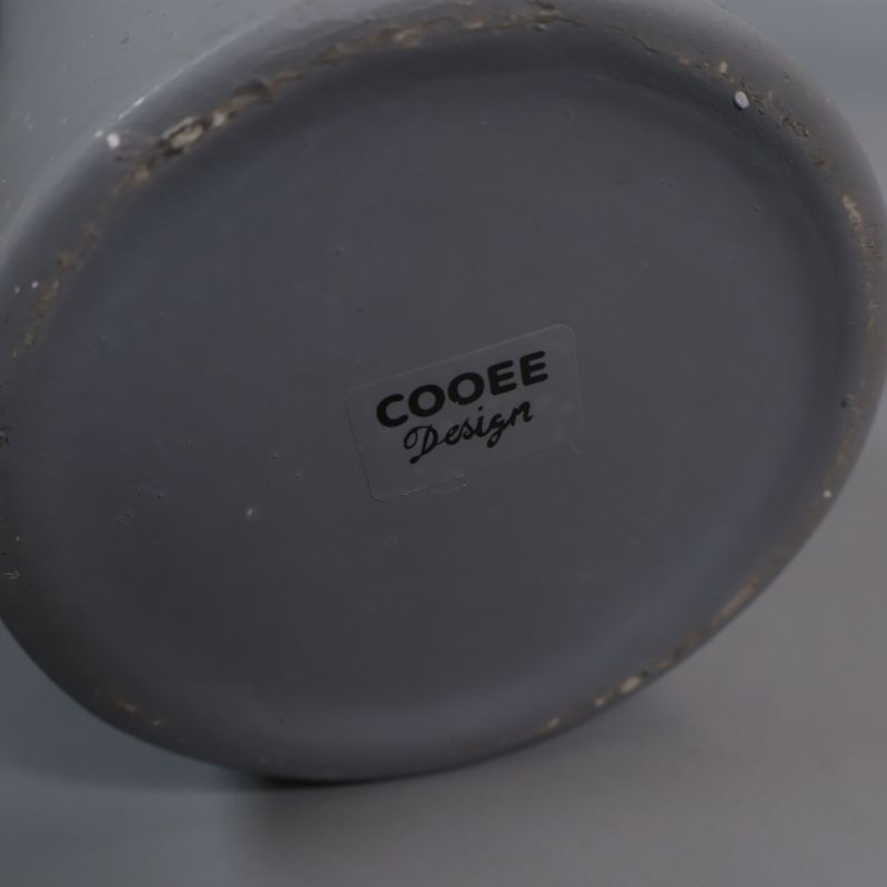 Närbild på botten med etikett Cooee Design