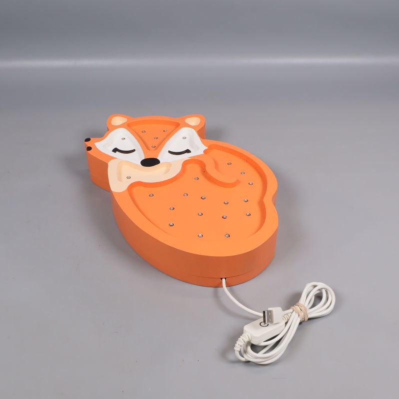 Rävformad vägglampa i orange med sladd på grå bakgrund