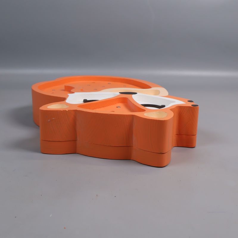 Närbild från huvudänden av rävformad orange vägglampa