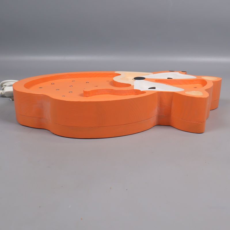 Rävformad orange vägglampa fotograferad från låg vinkel