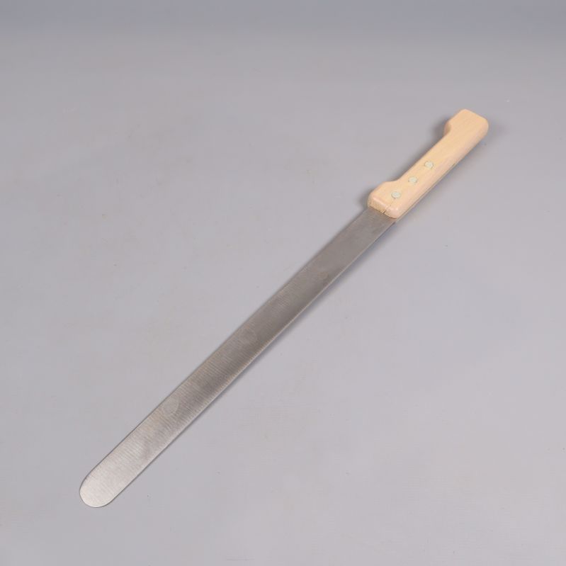 Kniv med ljust träskaft visad från sidan