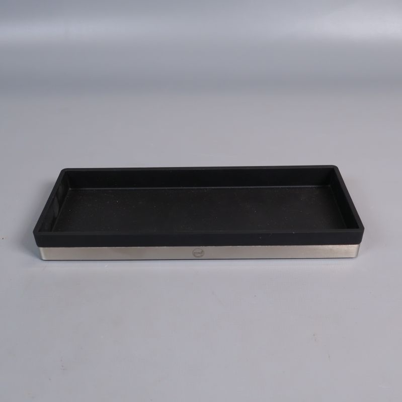 Rektangulär bricka i svart med metallkant