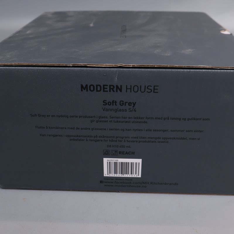 Baksida av kartongen med text om Modern House och produkten