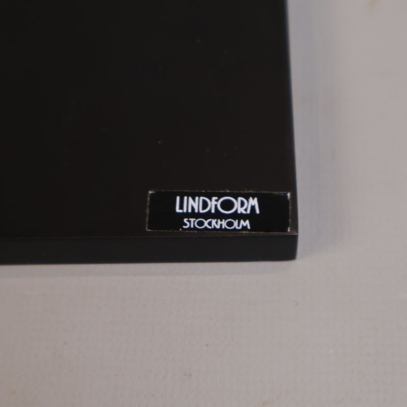 Närbild av Lindform Stockholm logotyp på bricka