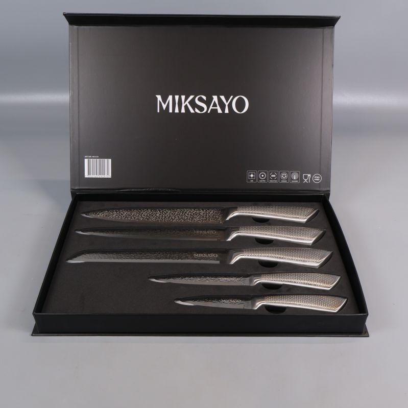 Uppfällt knivset i ask med MIKSAYO-logotyp