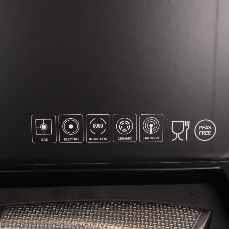 Detaljbild av symboler och egenskaper på knivsetets kartong