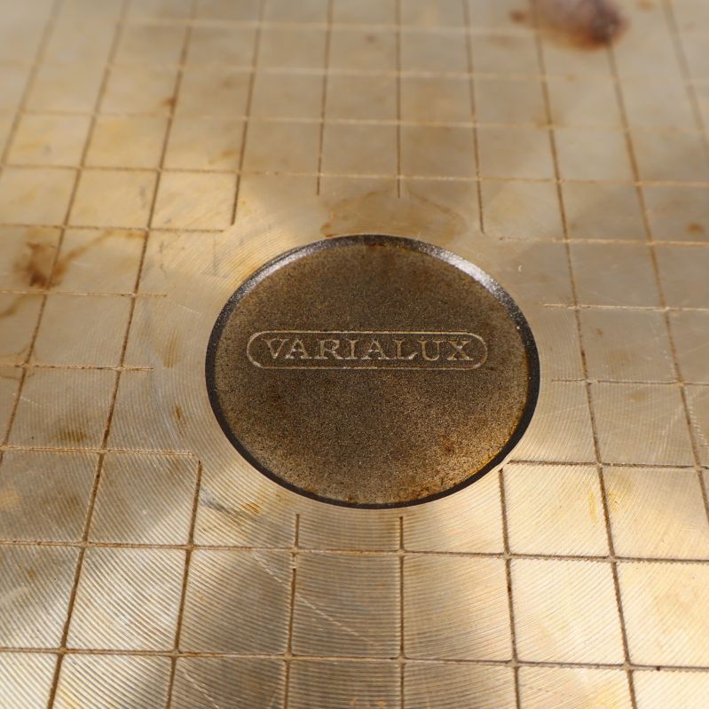 Närbild på Varialux-logotype på grytans undersida