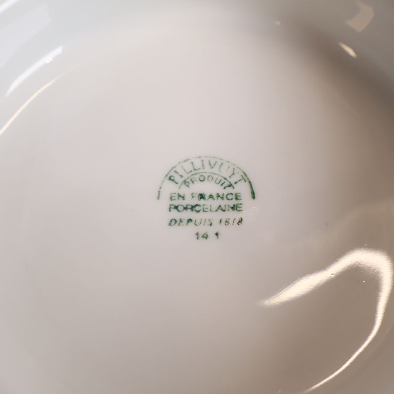 Stämpel inuti vit skål med texten 'Pillivuyt Porcelaine France'