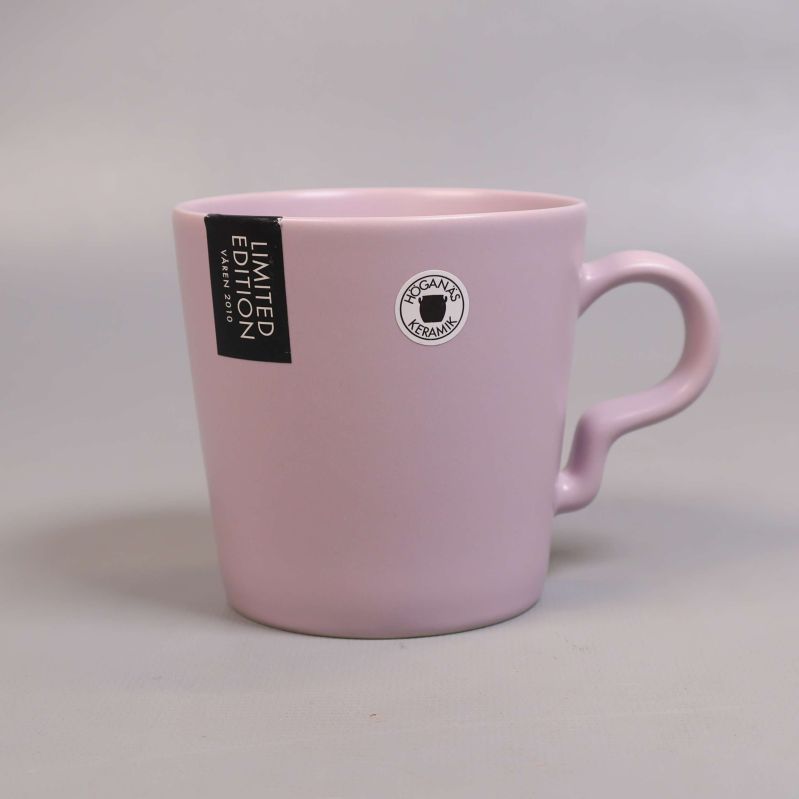 Närbild av ljuslila mugg med Limited Edition-etikett