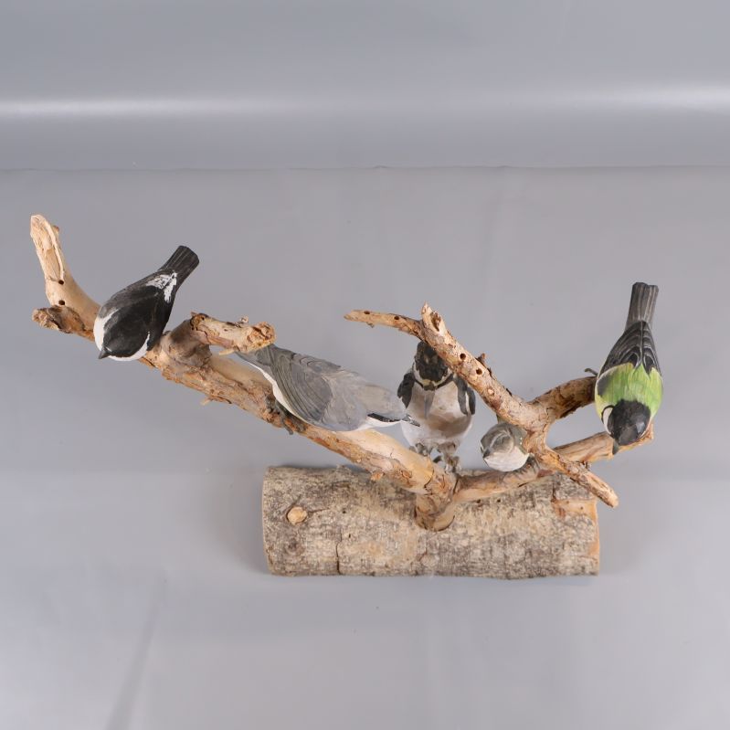 Träskulptur med fåglar fotograferad uppifrån