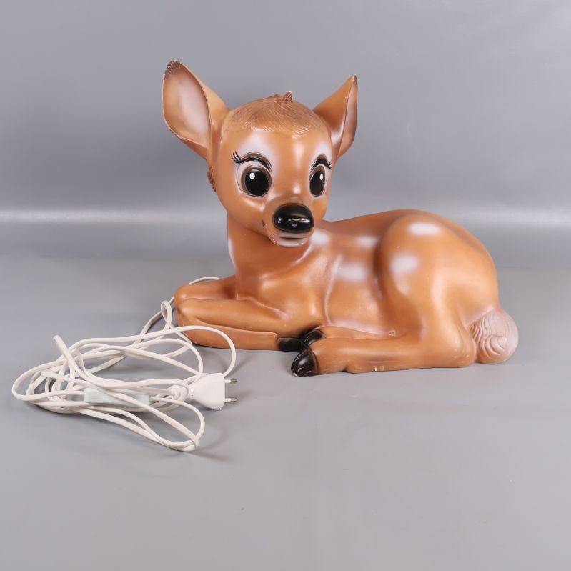 Bordslampa formad som en brun bambi med vit sladd
