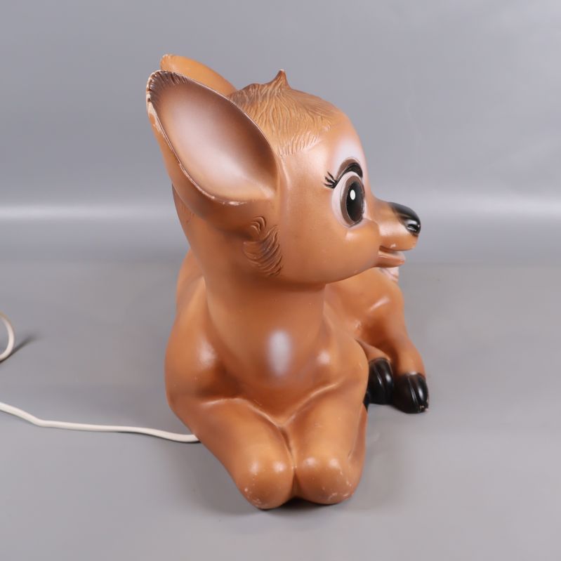 Närbild från sidan på bambi-lampans huvud och öron
