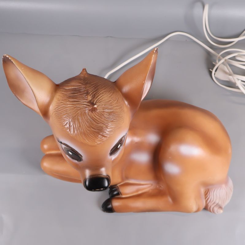 Överblick uppifrån på bambi-lampa och elkabel