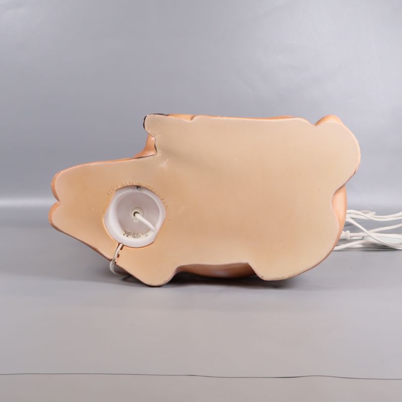 Lampans undersida med elkontakt och uttag synligt