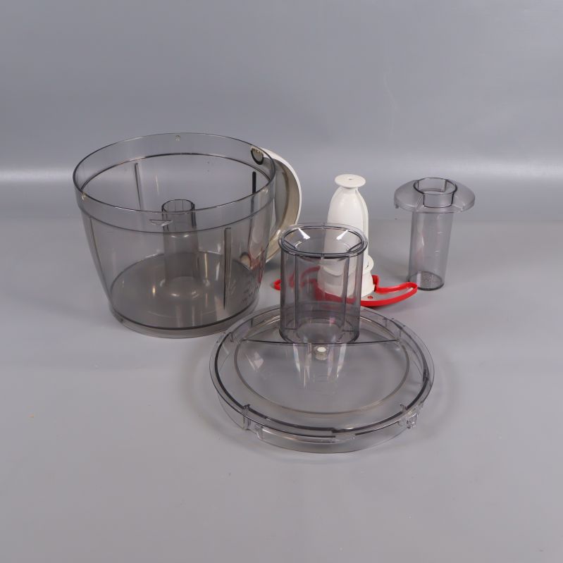 Matberedarskål och plastdelar i transparent material