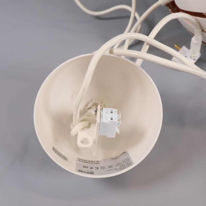 Vit takkopp med kabel och elektriska komponenter