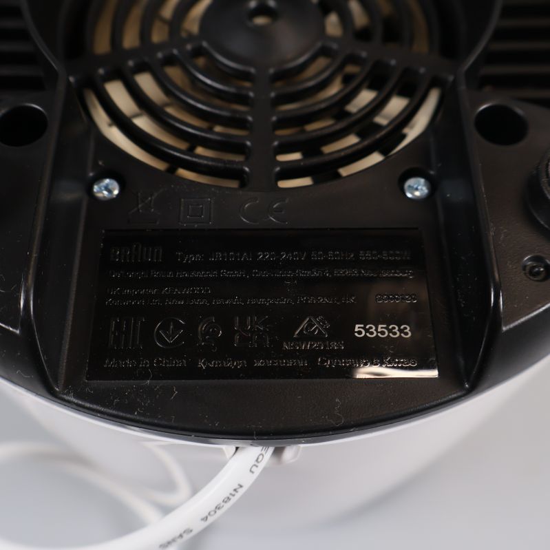 Närbild av informationsplatta under mixer med Braun-logga