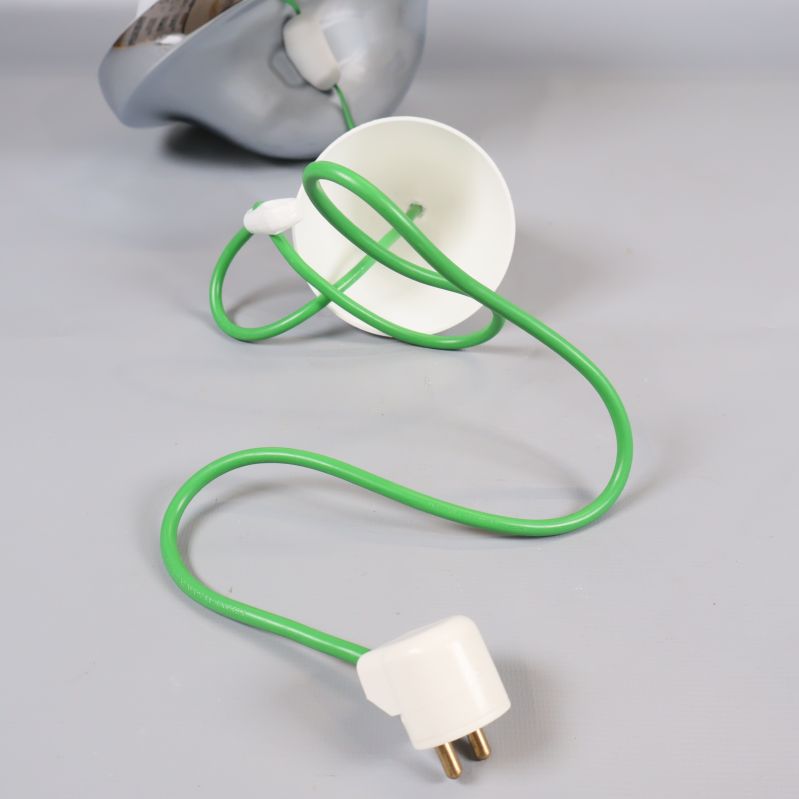 Lampans gröna elkabel och kontakt