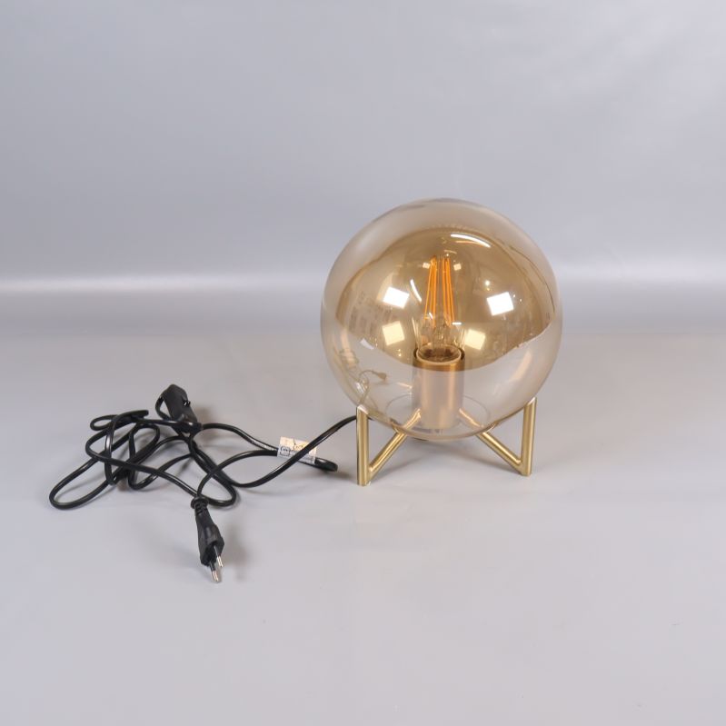 Bordslampa i rökfärgat glas med mässingsfärgad fot och svart kabel