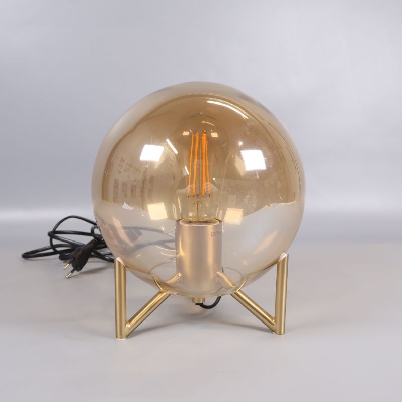 Frontvy av lampa med rund kupa i rökfärgat glas och synlig glödlampa
