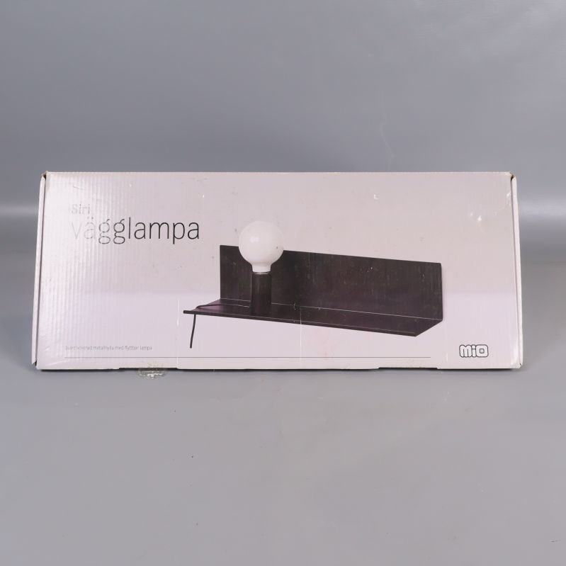 Förpackning med bild på vägglampa mot vit bakgrund