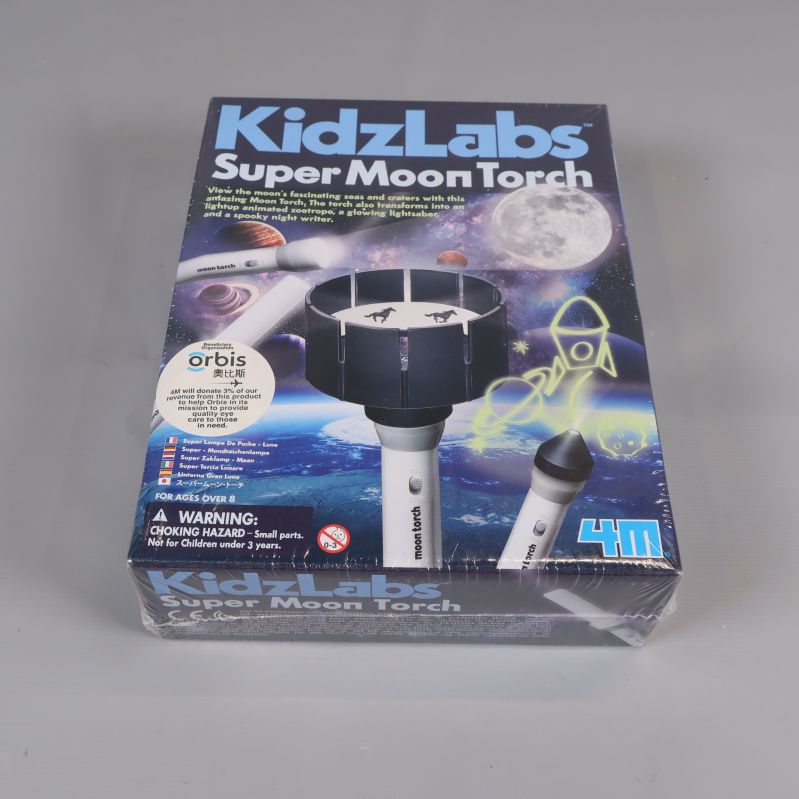 KidzLabs Super Moon Torch i oöppnad färgglad förpackning med rymdtema