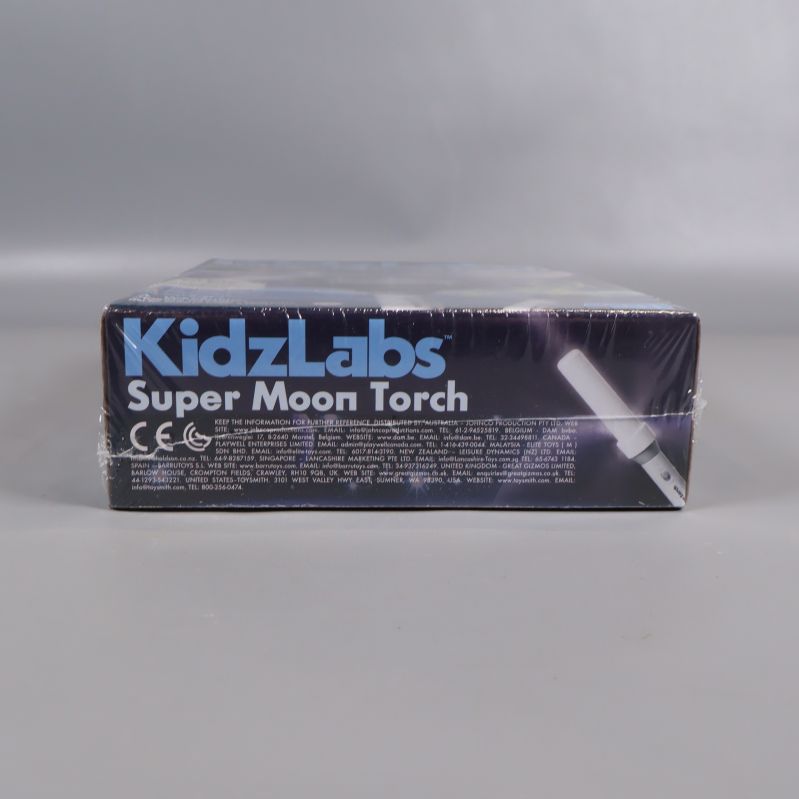 KidzLabs Super Moon Torch sett från sidan med logotyp och text
