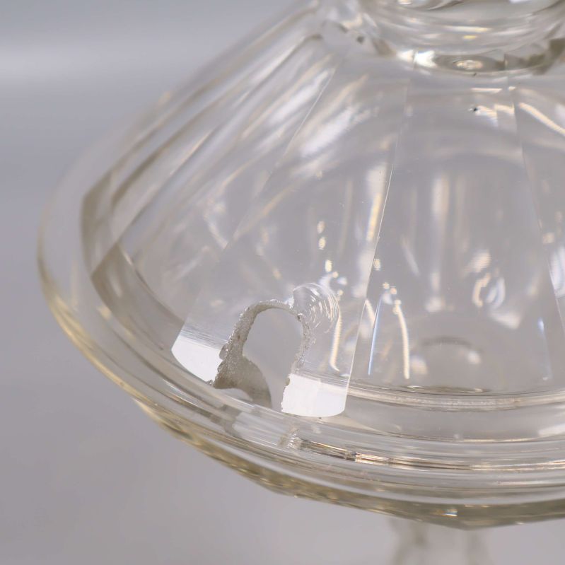 Ytterligare närbild på skadad kant av glaslocket