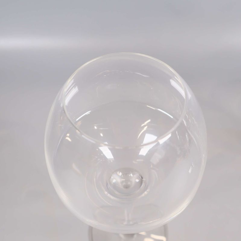 Närbild på öppningen av ett vinprovarglas och dess tunna glas