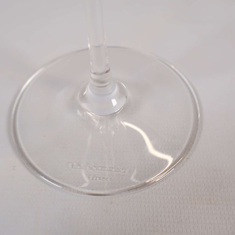 Närbild på glasfot med graverad märkning Chef & Sommelier