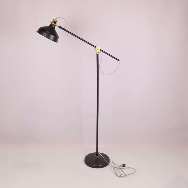Svart golvlampa med justerbar arm och mässingsdetaljer