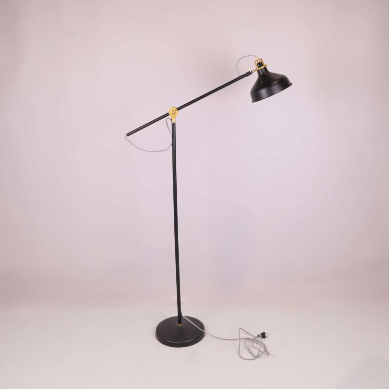 Industriell golvlampa i svart med lång arm och metallbas
