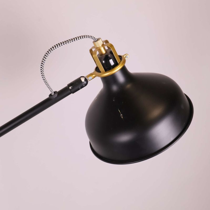 Lampskärm i svart metall med dekorativ gulddetalj