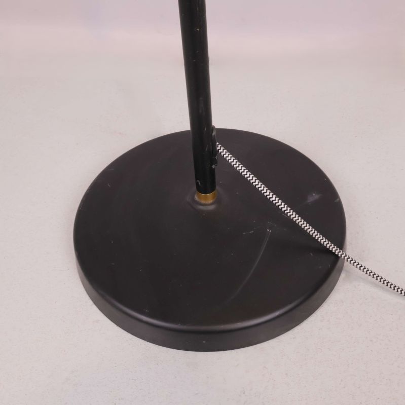 Rund svart lampfot i metall med kabel
