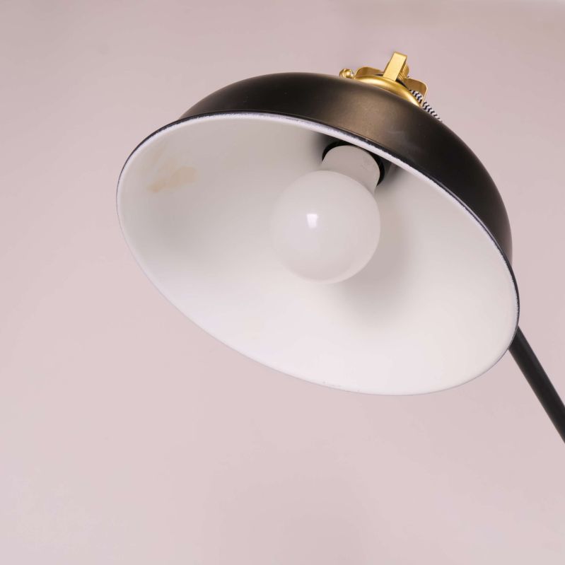Insidan av lampskärm med vit reflektor och glödlampa