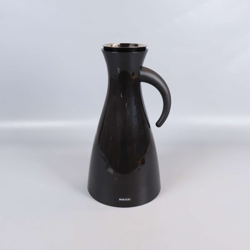 Svart kaffe- eller tekanna med stilrent handtag