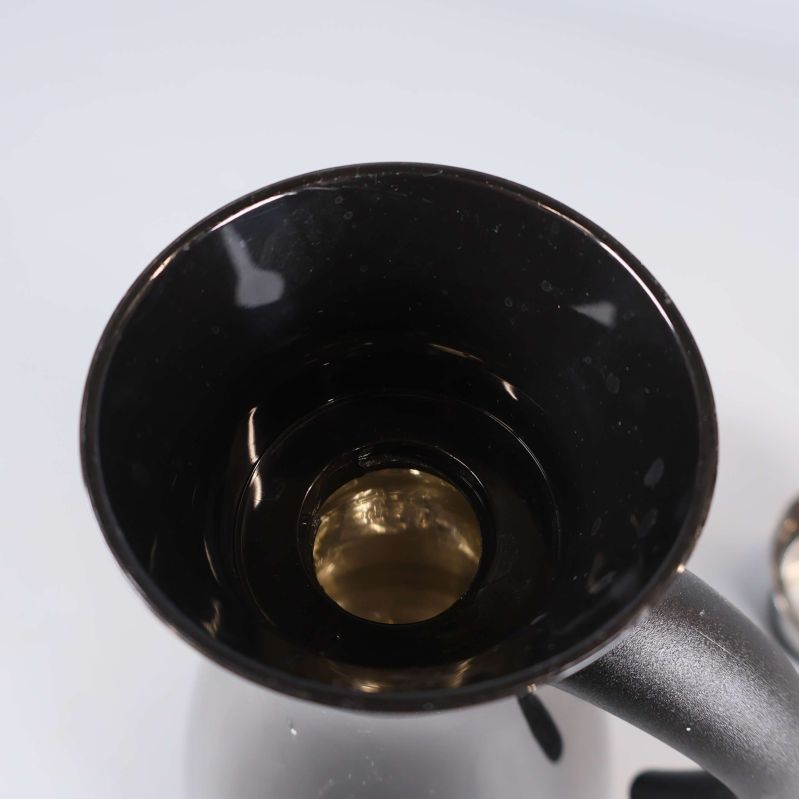 Insidan av kannan med reflekterande metallyta