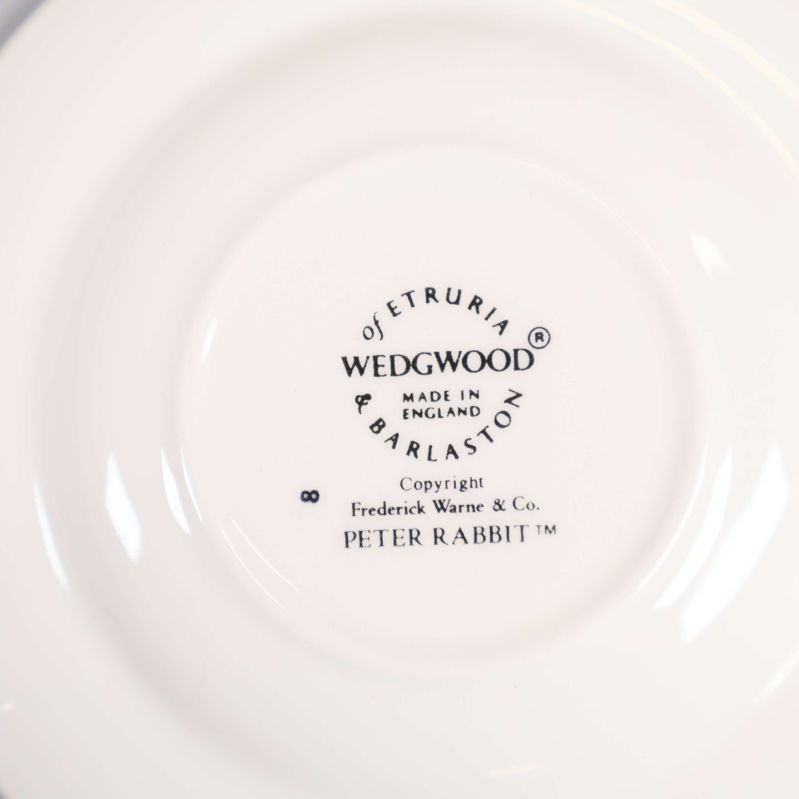 Närbild på Wedgwood Peter Rabbit märkning under tallrik