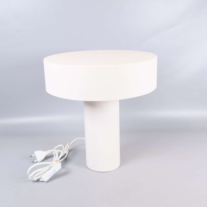 Vit bordslampa med cylindrisk fot och rund skärm