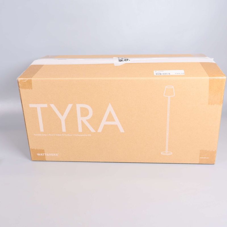Kartong till golvlampa med TYRA-etikett synlig