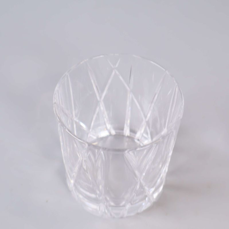 Ett whiskeyglas i klart glas med slipad dekor