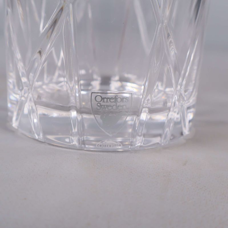 Närbild av etikett på Orrefors Slipade whiskeyglas