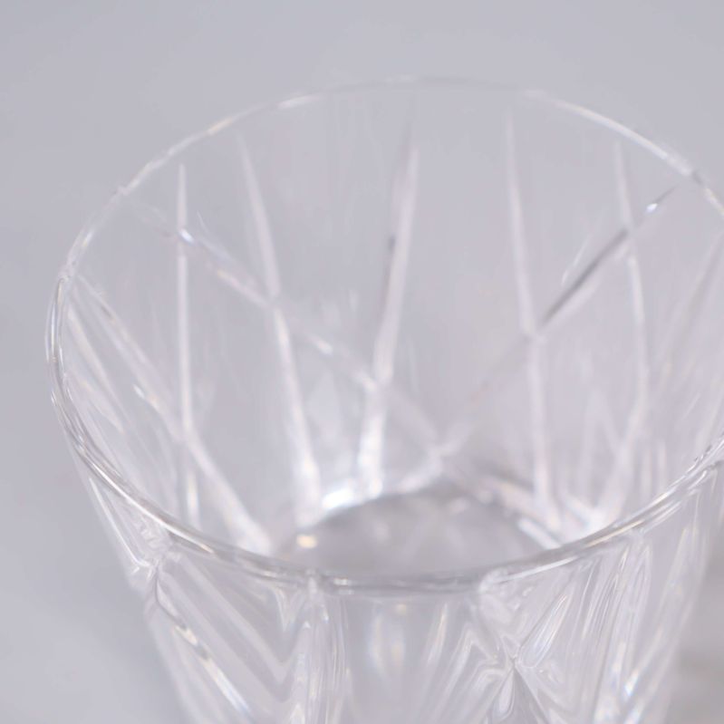 Närbild av kanten på slipat whiskeyglas