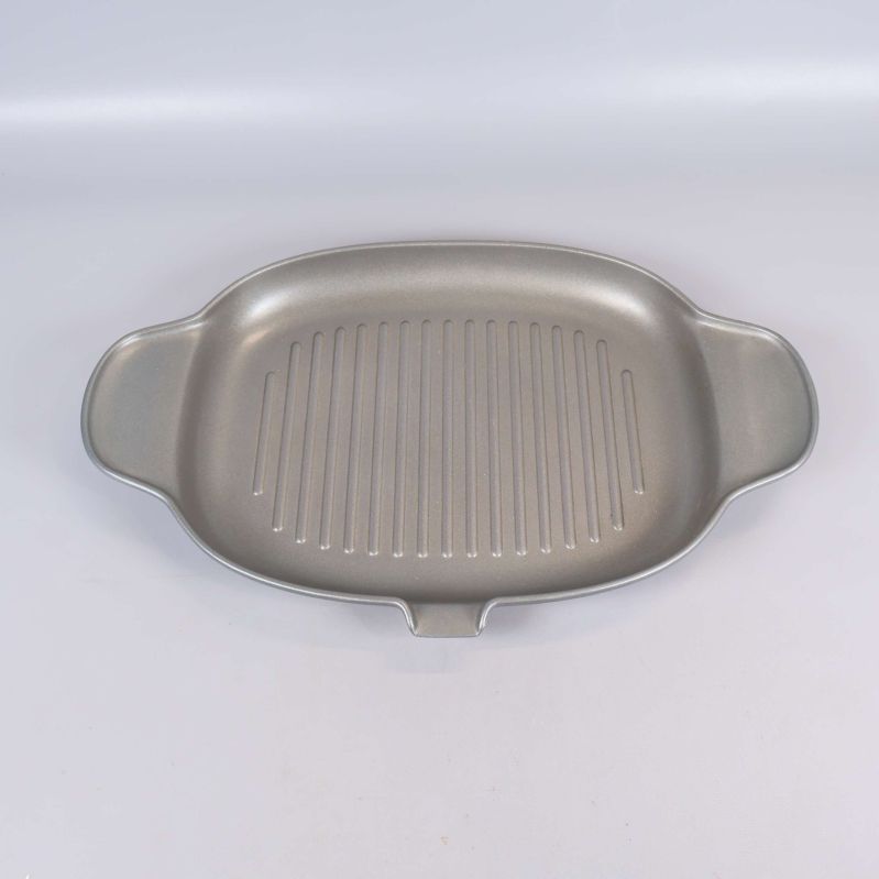 Oval grillform med två handtag och räfflad botten