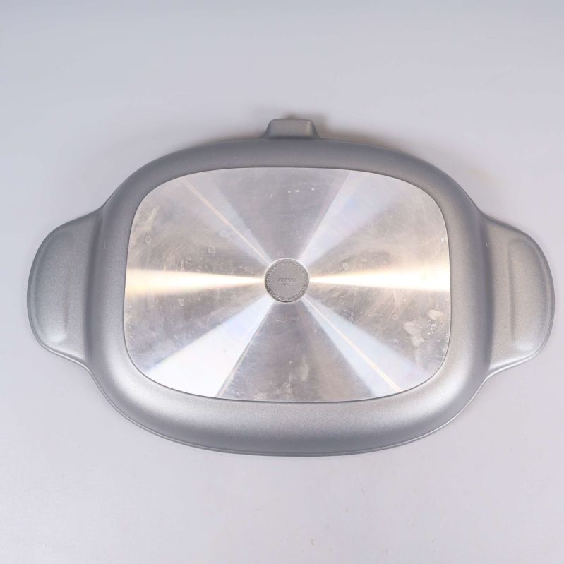 Undersidan av grillformen med metallplatta