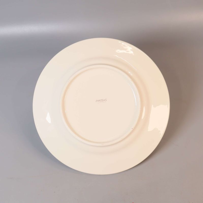 Cremevit tallrik fotograferad bakifrån