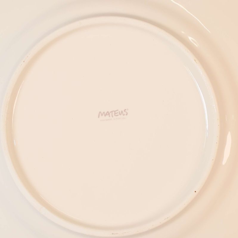 Närbild på tallrikens baksida med Mateus-logo