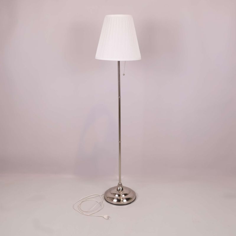 Golvlampa med vit veckad skärm och metallfot