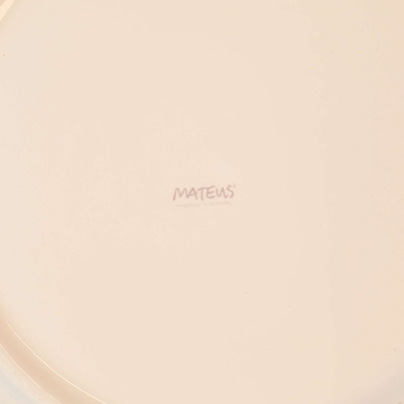 Närbild av Mateus-logotyp på mattallrikens undersida